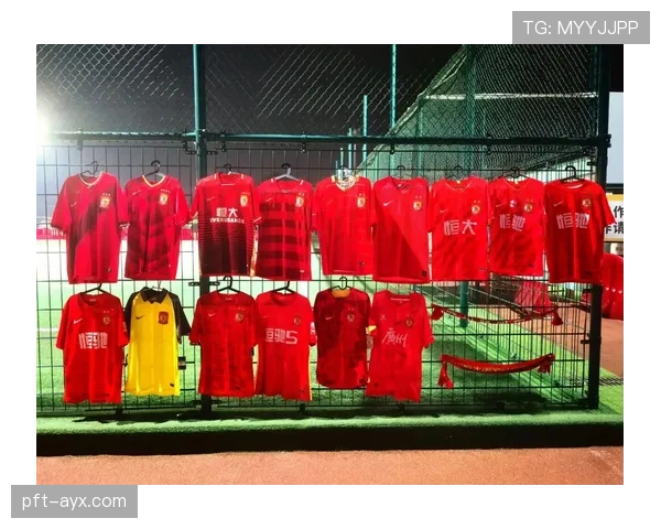 广州队发布全新球衣，点燃新赛季激情彰显团队精神